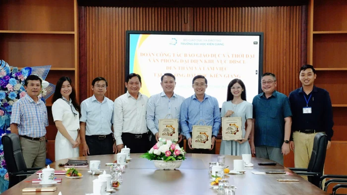 Đại diện nhà trường và đoàn công tác Báo GD&TĐ chụp ảnh lưu niệm.