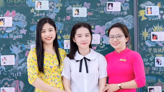Bảo Ngọc cùng các giáo viên Trường THCS Nguyễn Tuấn Thiện (xã Hương Sơn, Hà Tĩnh). Ảnh NVCC