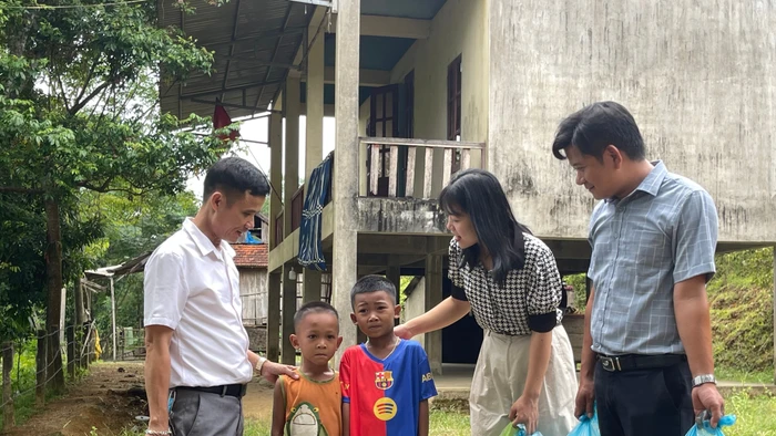 Thầy cô Trường Tiểu học Hương Liên (xã Phúc Trạch, Hà Tĩnh) đến nhà động viên học sinh người Chứt.