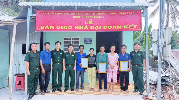 Lễ bàn giao nhà “Đại đoàn kết” cho các hộ gia đình có hoàn cảnh khó khăn tại An Giang.