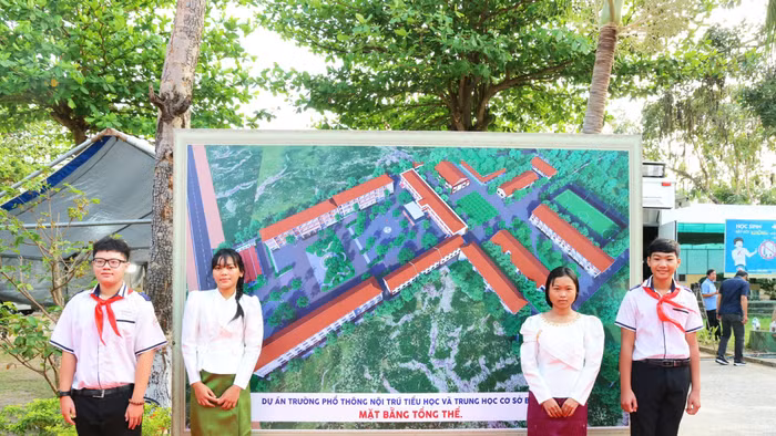 Học sinh vùng biên giới tỉnh An Giang hân hoan trong ngày lễ khởi công, động thổ trường phổ thông nội trú liên cấp.