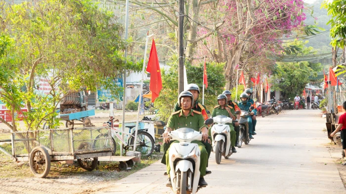 Thời tiết ngày bầu cử nắng nhẹ, thuận lợi cho người dân ở đảo đi bầu cử.