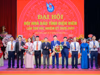 Ông Nguyễn Đức Lợi, Phó Chủ tịch Thường trực Hội Nhà báo Việt Nam (Thứ 5 tính từ bên trái) tặng hoa chúc mừng Ban chấp hành Hội Nhà báo tỉnh Điện Biên nhiệm kỳ 2026-2031.