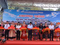 Các đại biểu cắt băng khánh thành bản du lịch Tù Lu Tìa Ló.