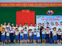 Đại biểu và các học sinh tại chương trình “Tiếp sức đến trường” năm học 2026-2027, sáng 31/7. Ảnh: Mạnh Tùng.
