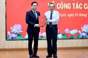 Ông Hoàng Đăng Quang, Phó Ban Tổ chức Trung ương (phải) trao quyết định của Ban Bí thư cho ông Nguyễn Hoàng Giang.