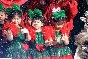 Đêm nhạc mang đến niềm vui cho các em học sinh.