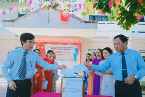 Cán bộ, giáo viên ngành giáo dục huyện Bình Sơn chia sẻ khó khăn với đồng bào miền Bắc bị thiệt hại do bão, lũ.