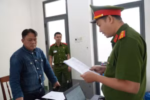 Cu Đực lúc nghe công an đọc lệnh bắt. Ảnh CQCA