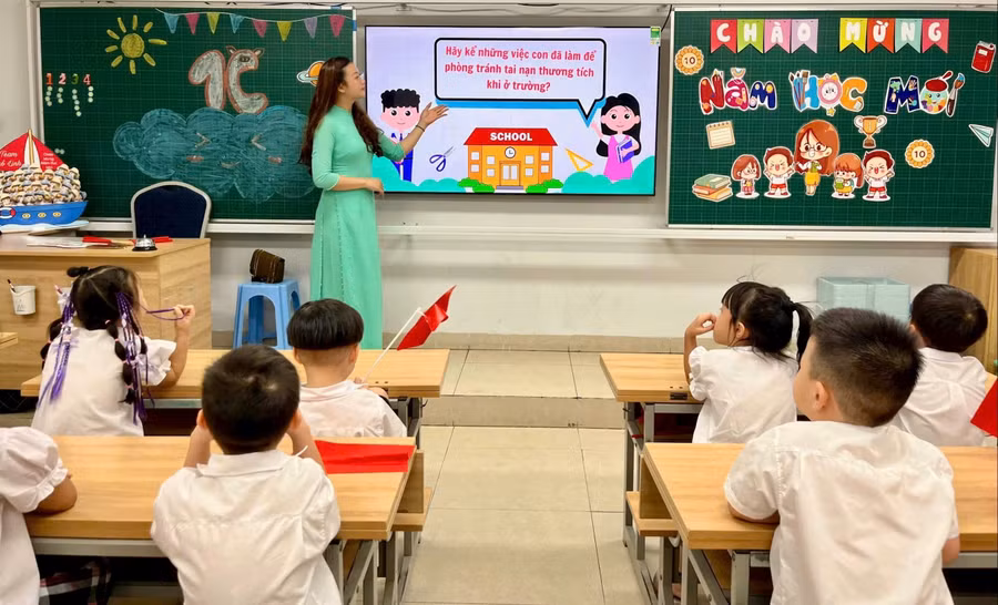 Học sinh hào hứng chia sẻ những việc đã làm để phòng tránh tai nạn thương tích trong giờ học đầu năm