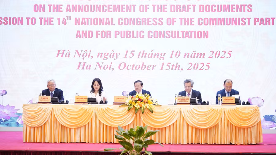Các đại biểu tham dự chủ trì họp báo