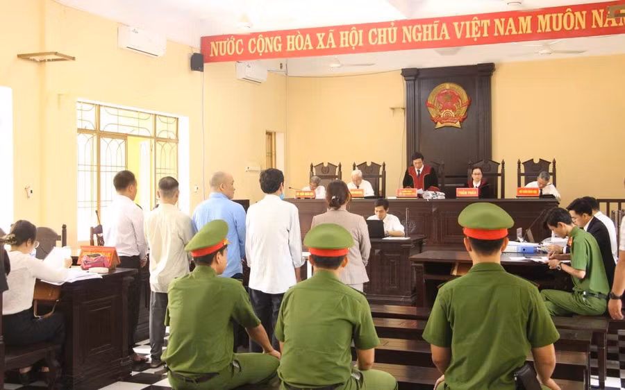 Các bị cáo trong phiên xét xử sơ thẩm