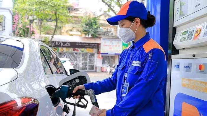Giá xăng tăng lần thứ ba liên tiếp