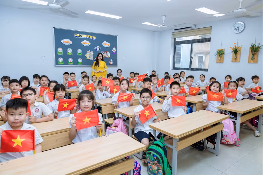 Rạng rỡ trong lớp học, cùng cờ Tổ quốc