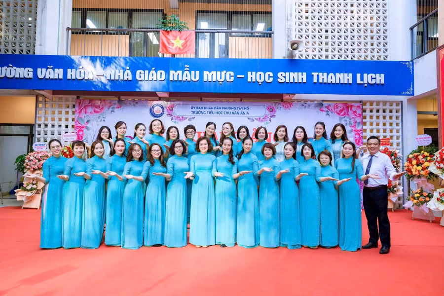 Tập thể cán bộ, giáo viên Trường Tiểu học Chu Văn An A (phường Tây Hồ) trong lễ khai giảng năm học 2025–2026