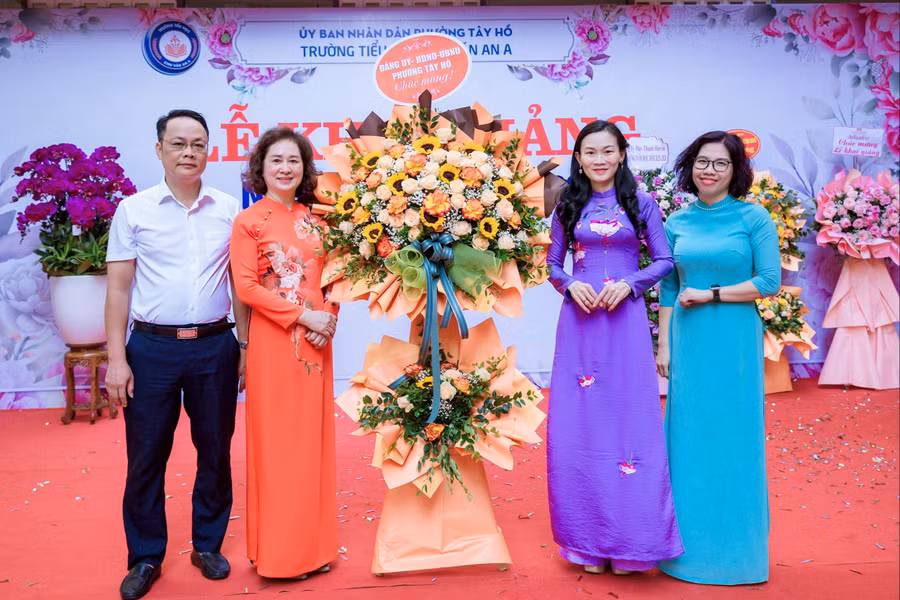 Bà Chử Phùng Lệ Giang – Trưởng phòng Văn hóa – Xã hội phường Tây Hồ và ông Nguyễn Hải Linh – Phó Trưởng phòng Kinh tế, Hạ tầng đô thị phường Tây Hồ chúc mừng nhà trường