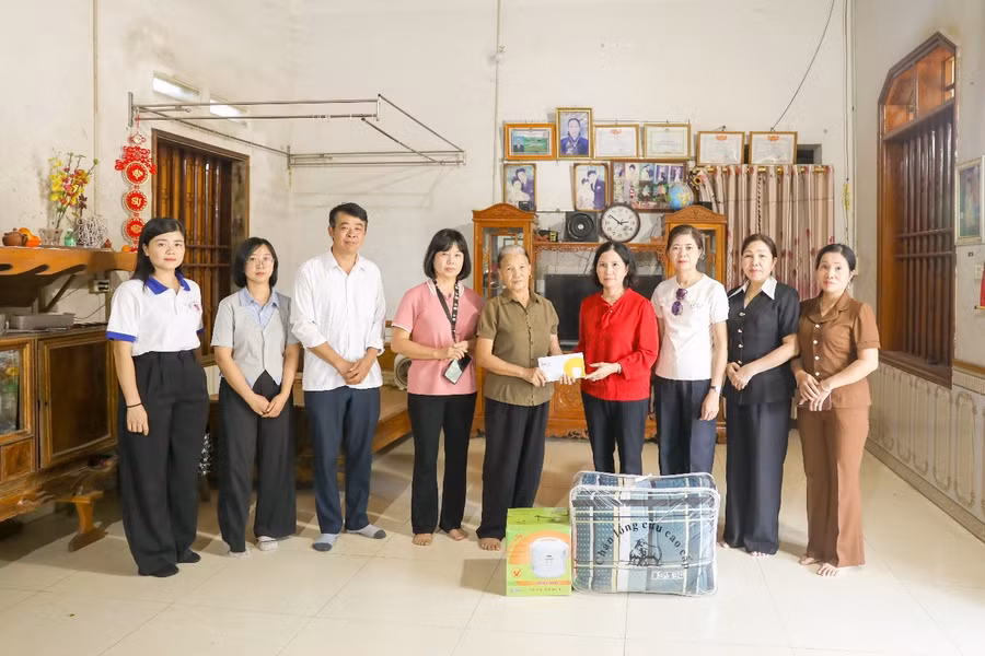 Đoàn trao quà và động viên gia đình bà Nguyễn Thị Dự