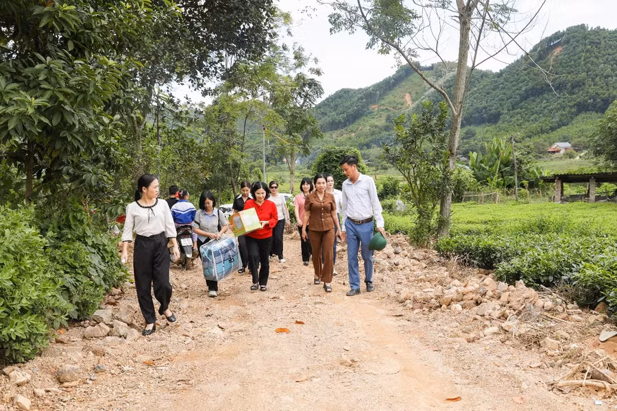 Đoàn đến tận nhà thăm hỏi các hộ dân mất người thân do bão lũ
