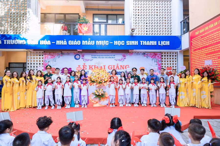 Đại biểu, khách mời chụp ảnh lưu niệm cùng thầy và trò Trường Tiểu học Chu Văn An A trong lễ khai giảng năm học 2025–2026.