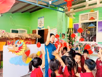 Trở lại trường sau Tết, học sinh miền núi Quảng Trị được thầy cô 'mừng tuổi'