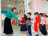 Trở lại trường sau Tết, học sinh miền núi Quảng Trị được thầy cô 'mừng tuổi'