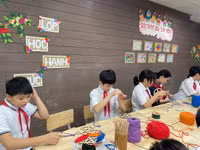Học sinh Hà Nội làm đèn ông sao từ những vật liệu tái chế