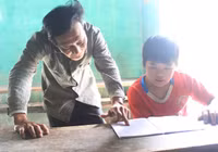 Cảm động chuyện thầy giáo tật nguyền nhận học phí bằng gạo trộn với… đất ảnh 5 Cảm động chuyện thầy giáo tật nguyền nhận học phí bằng gạo trộn với… đất ảnh 5