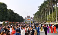 Du khách tấp nập trẩy hội Đền thờ Hai Bà Trưng