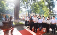 Thủ khoa xuất sắc của TP Hà Nội dâng hương báo công tại Hoàng thành Thăng Long