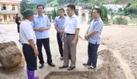 Trao tặng gần 1.000 bộ Sách giáo khoa cho học sinh vùng lũ ảnh 3