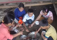 Cố gắng đưa học sinh miền núi tới trường ảnh 2 Cố gắng đưa học sinh miền núi tới trường ảnh 2