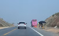 Nhiều lái xe bất chấp nguy hiểm 'vượt ẩu' trên cao tốc Cam Lộ - La Sơn