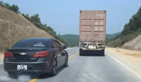 Nhiều lái xe bất chấp nguy hiểm 'vượt ẩu' trên cao tốc Cam Lộ - La Sơn