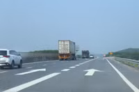 Nhiều lái xe bất chấp nguy hiểm 'vượt ẩu' trên cao tốc Cam Lộ - La Sơn