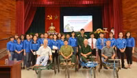 Nhà xuất bản Giáo dục Việt Nam tặng quà cho các thương, bệnh binh ảnh 1