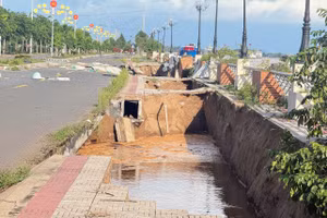 Hiện trường vụ sạt lở kè Thường Thới Tiền chiều 16/10. Ảnh: CTV