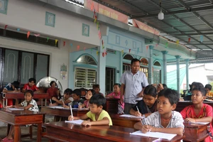 Học sinh theo học lớp dạy chữ Khmer tại ấp Thới Trường 1, xã Cờ Đỏ, TP Cần Thơ.