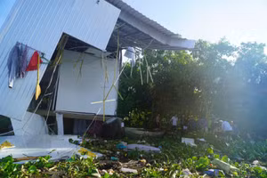 Vụ sạt lở bờ sông Tiền tại Đồng Tháp vào rạng sáng 20/9 cuốn trôi 6 căn nhà.