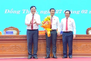 Lãnh đạo UBND tỉnh tặng hoa chúc mừng tân Phó Chủ tịch tỉnh Nguyễn Phước Thiện. 