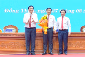 Lãnh đạo UBND tỉnh tặng hoa chúc mừng tân Phó Chủ tịch tỉnh Nguyễn Phước Thiện. 