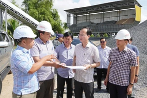 Ông Trần Trí Quang, Chủ tịch UBND tỉnh Đồng Tháp kiểm tra thực tế tại công trường.