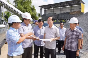 Ông Trần Trí Quang, Chủ tịch UBND tỉnh Đồng Tháp kiểm tra thực tế tại công trường.