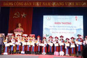 Đại diện nhà trường trao Giấy khen, tặng hoa chúc mừng cho các học viên có thành tích cao trong học tập.