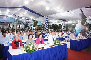 Đại biểu tham dự lễ kỷ niệm 70 năm thành lập THPT Trương Định.