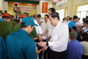 Chủ tịch Quốc hội Trần Thanh Mẫn trao quà tặng gia đình chính sách, người có công, hộ nghèo, cận nghèo, công nhân lao động có hoàn cảnh khó khăn trên địa bàn tỉnh.