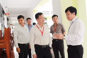 Đoàn công tác Bộ GD&ĐT khảo sát điều kiện cơ sở vật chất phục vụ Kỳ thi tốt nghiệp THPT. Ảnh: D.U.