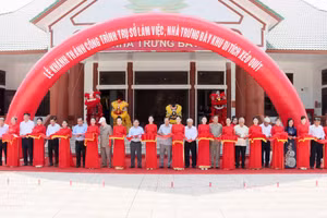 Đại biểu thực hiện nghi thức cắt băng khánh thành công trình Trụ sở làm việc, Nhà trưng bày Khu di tích Xẻo Quít. Ảnh: V.T.