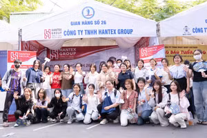 Sinh viên tham gia Ngày hội việc làm và kết nối nhà tuyển dụng năm 2026 tại Trường Đại học Đồng Tháp. Ảnh: H. Phong.