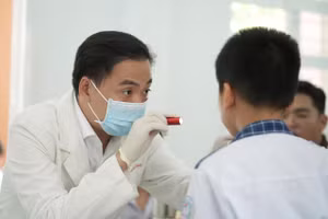 Bác sĩ khám và tư vấn sức khỏe răng miệng cho học sinh tại chương trình.