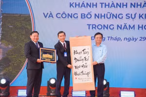 Ông Lê Minh Hoan, Phó Chủ tịch Quốc hội tặng thư pháp và quà lưu niệm cho Trường ĐH Đồng Tháp nhân dịp khánh thành tòa nhà Khát vọng.